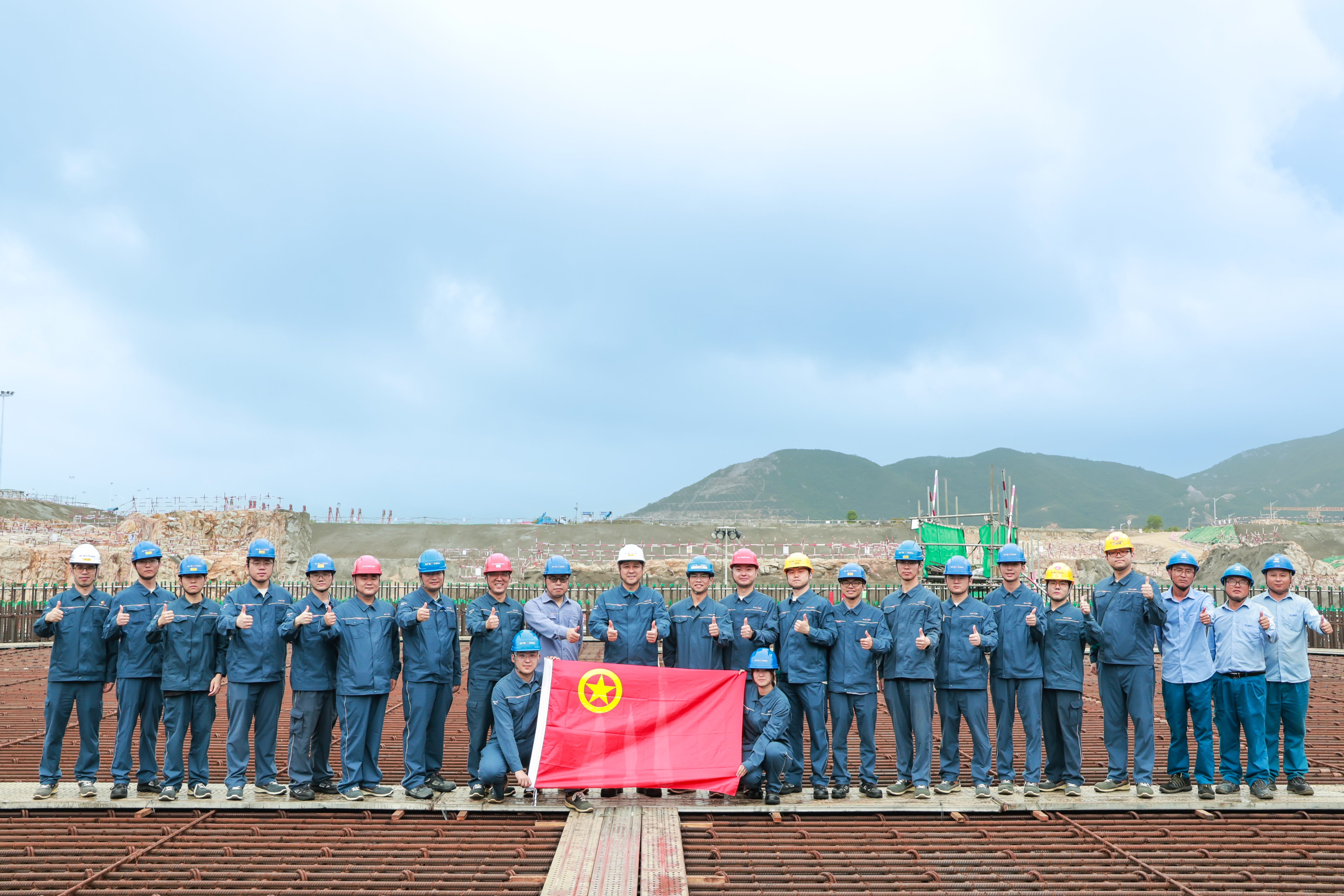 20260407刘丹带领青年员工深入一线参观学习（05）.jpg
